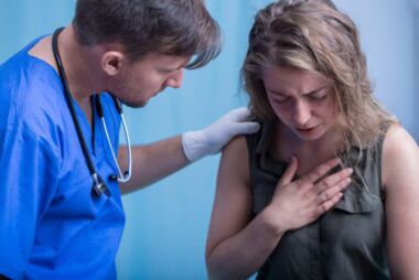 Ένας ασθενής παραπονιέται για σοβαρή ενόχληση στο στήθος